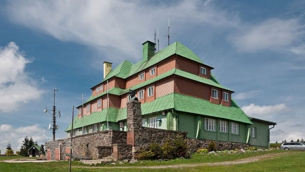 Masarykova chata na úbočí Šerlichu, Zdroj: Wikimedia, Autor: Jacek Halicki Hlavní foto článku
